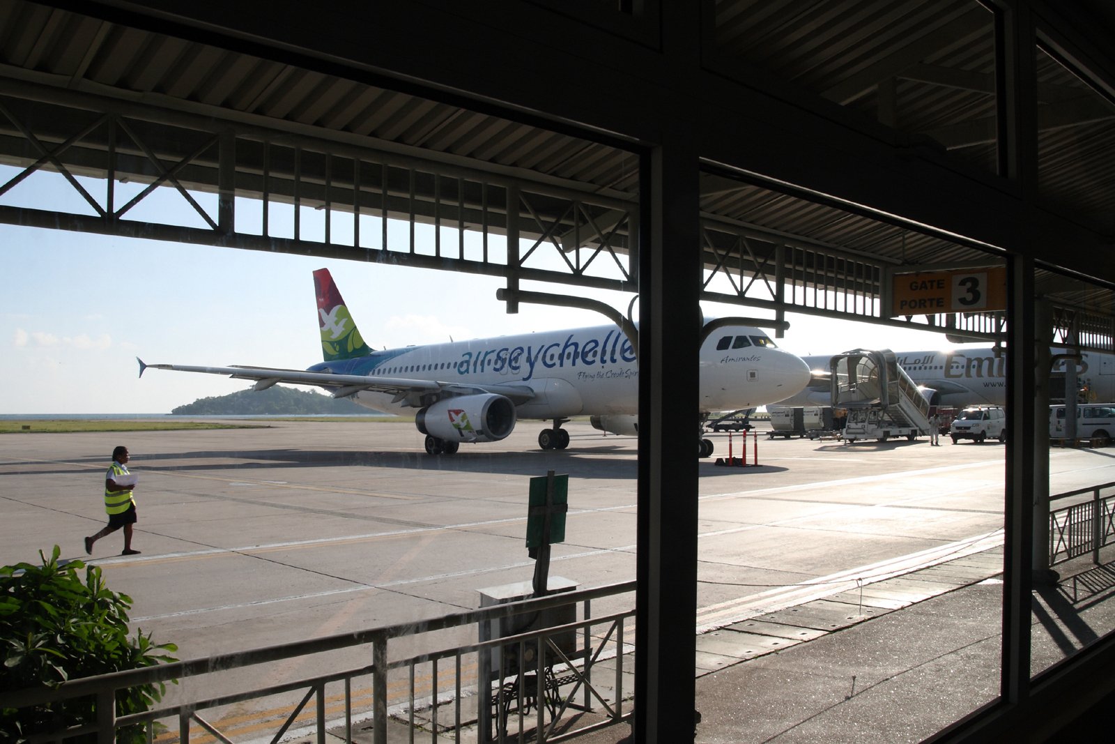 Air Seychellesin potkurikone terminaalin edessä Mahélla