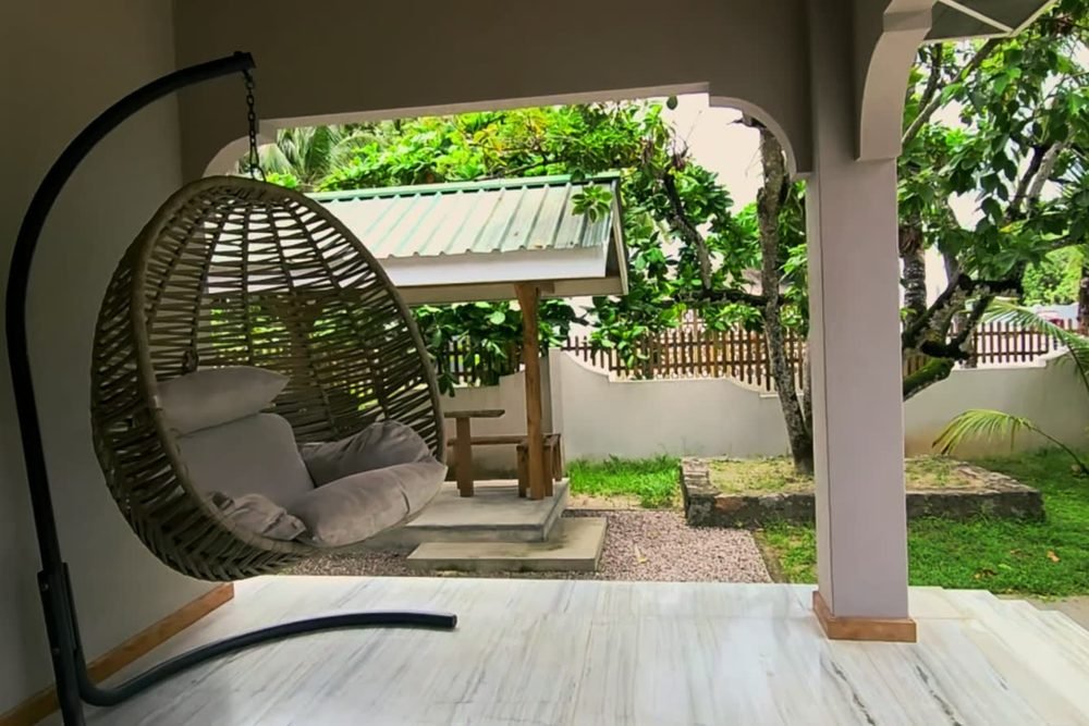 Riipputuoli Avocado-studion kuistilla AliBel Beach Villassa