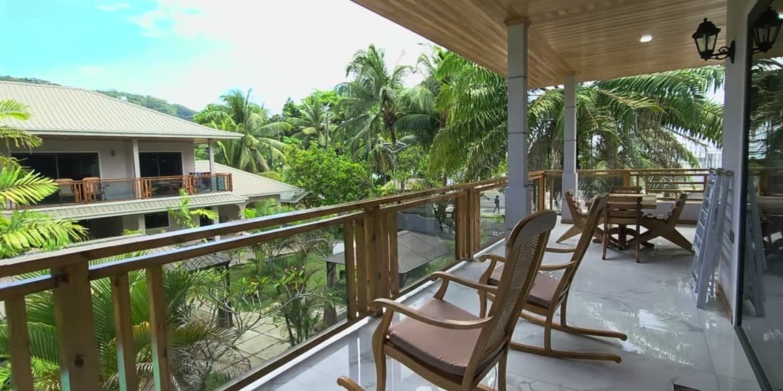 AliBel Beach Villan perhevilla Northin katettu parveke, keinutuolit puutarhaan