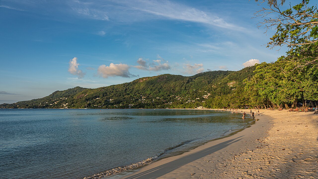 Beau Vallonin pitkä hiekkakaari Mahén pohjoisrannikolla, matala vesi ja vuoret takana