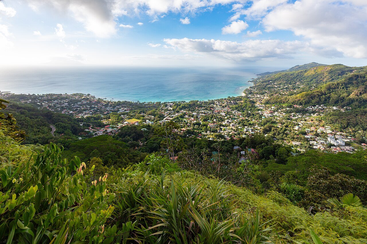 Näkymä rinnepolulta Beau Vallonin lahdelle, asutusta ja meri alapuolella