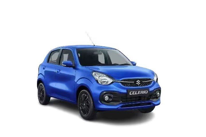 Sininen Suzuki Celerio viistoperä, etuviistosta kuvattuna vaalealla studiotaustalla