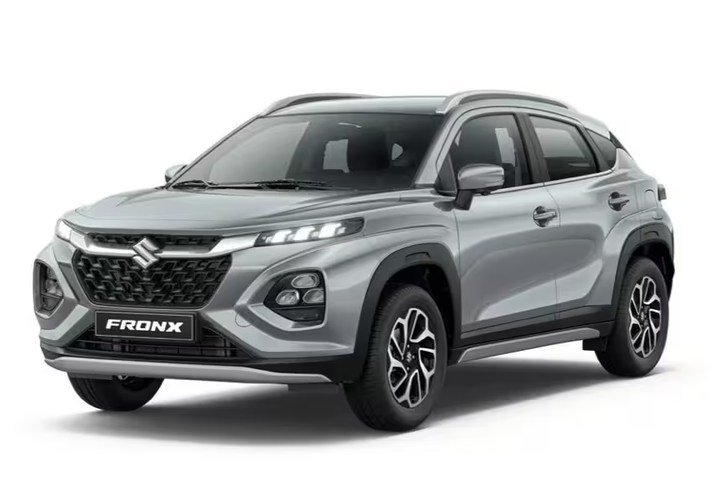 Suzuki Fronx kompakti maasturi, etuviistosta kuvattuna vaalealla studiotaustalla