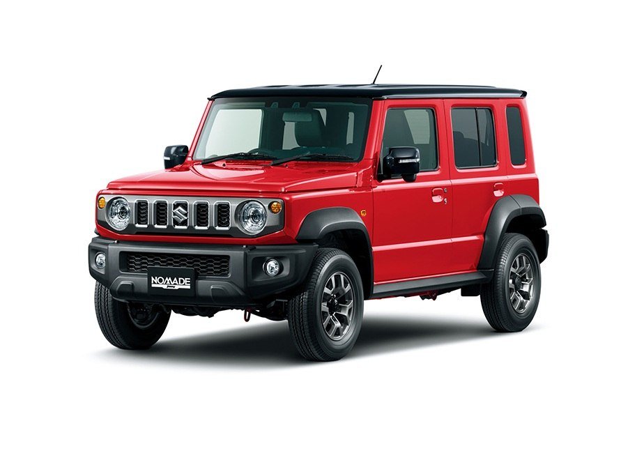 Suzuki Jimny nelivetomaastoauto, etuviistosta kuvattuna vaalealla studiotaustalla