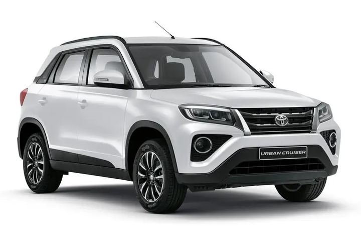Toyota Urban Cruiser Hyryder kompakti maasturi, etuviistosta kuvattuna vaalealla studiotaustalla