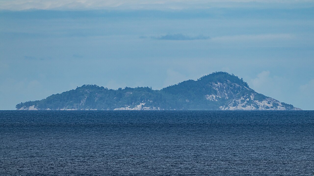 North Island merestä nähtynä, saaren siluetti tummansinisen veden takana.