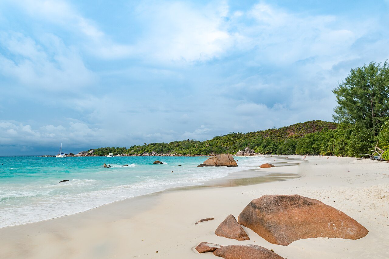 Anse Lazio Praslinilla, vaaleaa hiekkaa, punaista graniittia ja turkoosi matala vesi.