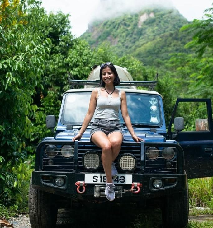 Matkalainen Defenderin kyydissä, Morne Seychellois takana