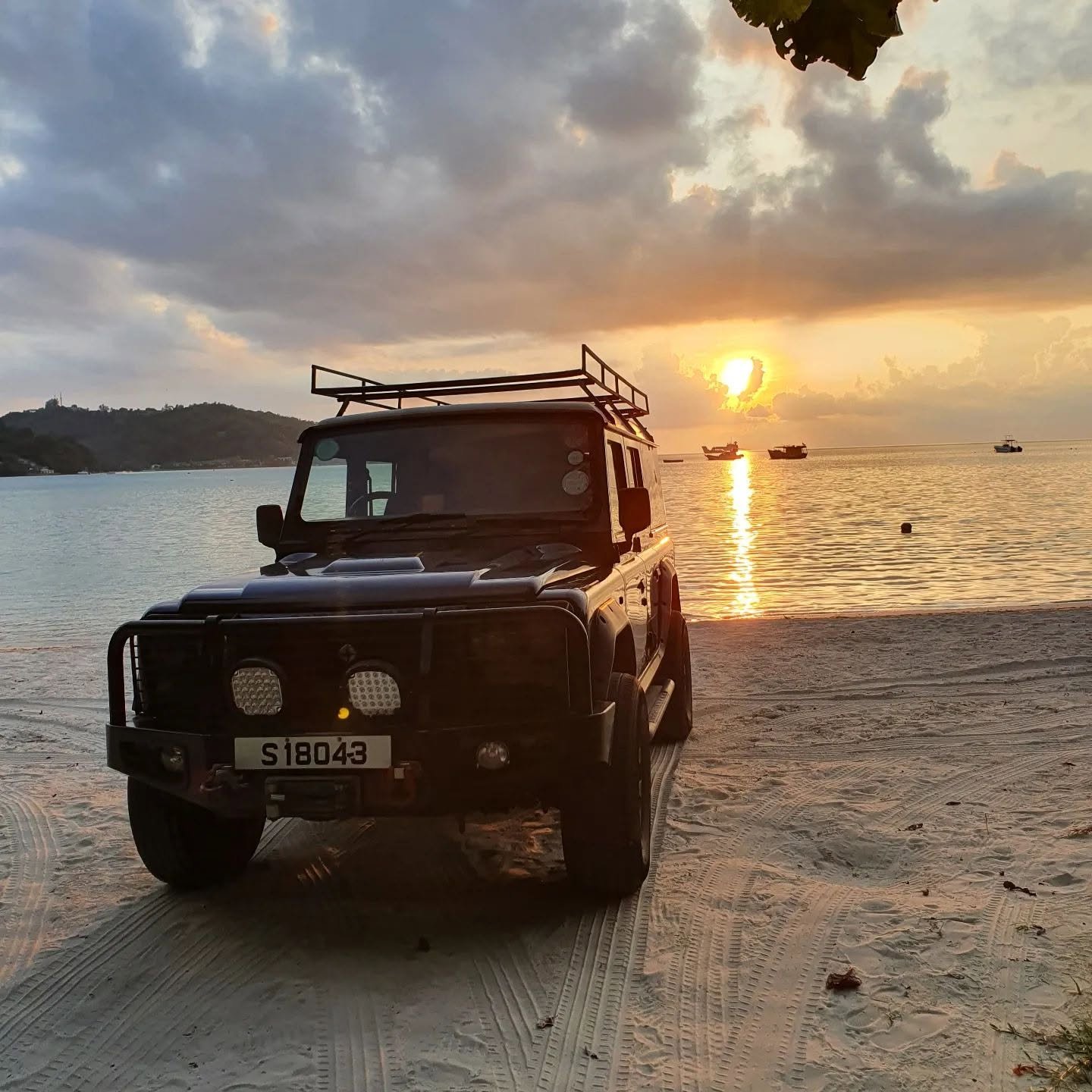 Defender rannalla auringonlaskun aikaan, Mahé
