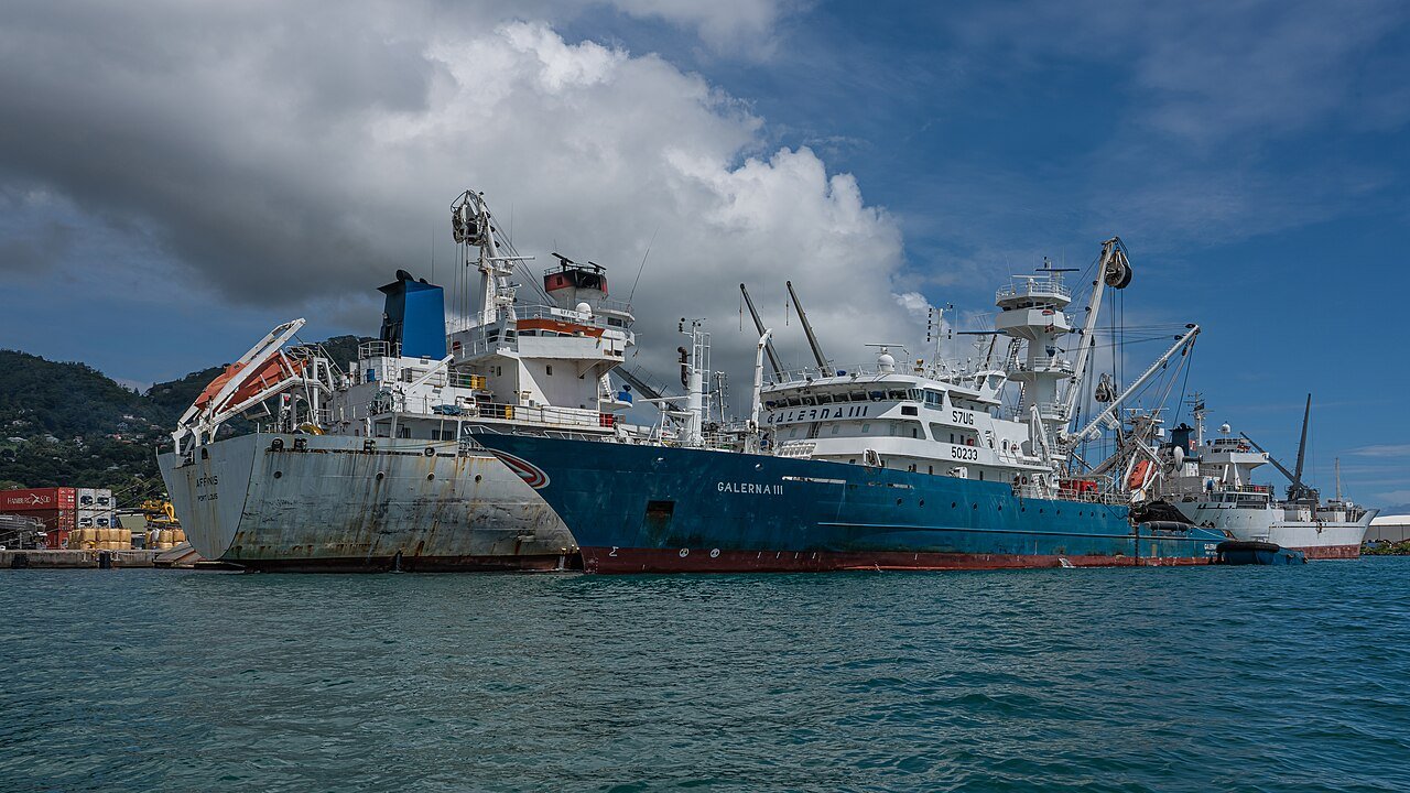 Rahti- ja kalastusaluksia Victorian satamalaiturissa